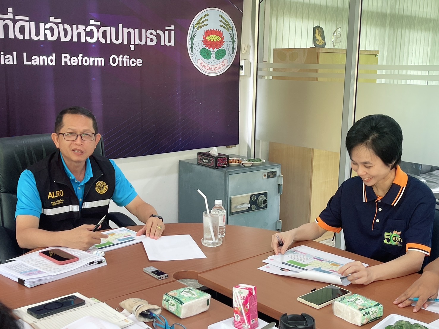 title - ผู้ตรวจราชการ ส.ป.ก. ประชุมตรวจติดตามความก้าวหน้าผลการดำเนินงานตามแผนการตรวจราชการของ ส.ป.ก. ประจำปีงบประมาณ พ.ศ. 2568 รอบที่ 2 เขตตรวจราชการที่ 2 จังหวัดปทุมธานี และลงพื้นที่ตรวจเยี่ยมเกษตรกรแปลงต้นแบบเกษตรกรรมยั่งยืน การทำเกษตรอินทรีย์ ในเขตปฏิรูปที่ดินจังหวัดปทุมธานี